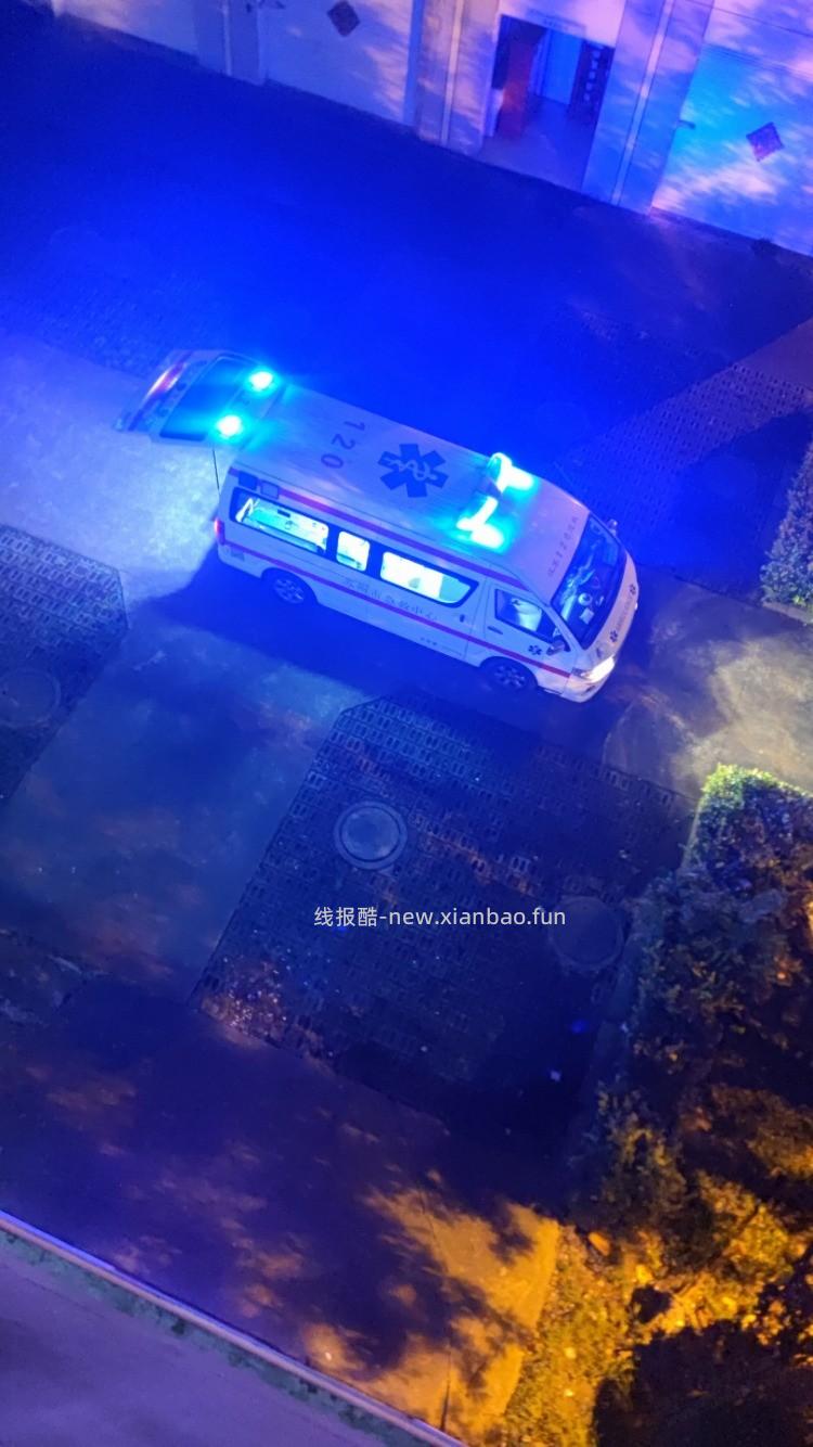 同事被救护车拉走了 - 线报酷 同事被救护车拉走了 - 线报酷